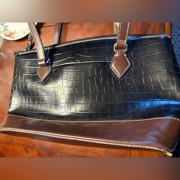 St. John’s bay faux leather bag - Picture 3 of 5